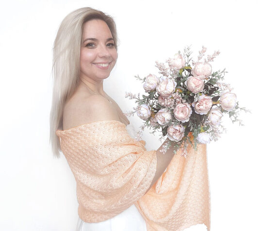 Līgavas plecu šalle adīta persiku krāsā, kods WLP2